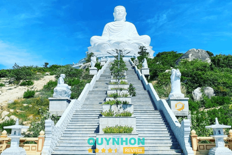 tượng phật ngồi tại chùa Ông Núi Bình Định