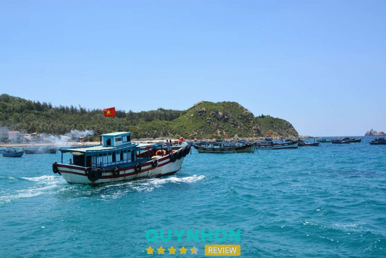 Tàu gỗ chở khách ra đảo Cù Lao Xanh
