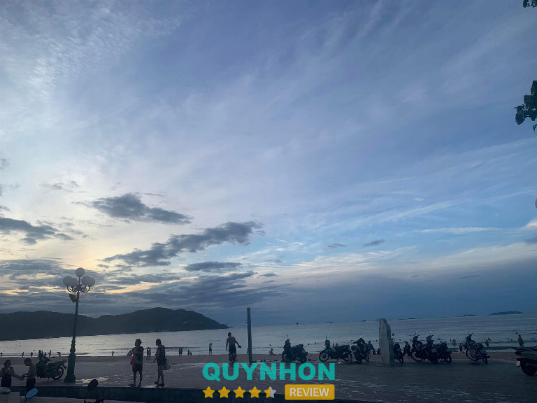 Người dân TP Quy Nhơn tắm biển vào mỗi buổi sáng sớm