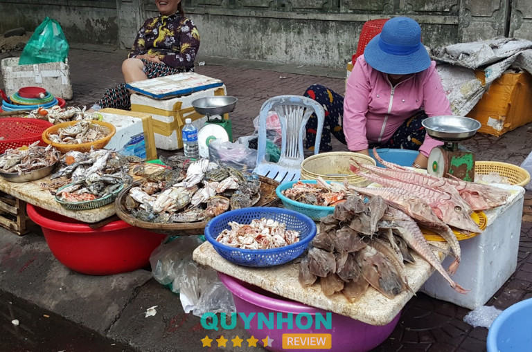 Chợ bắt đầu họp từ khoảng 4 giờ sáng
