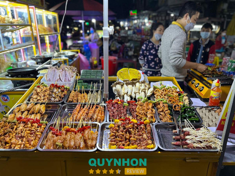 Xiên que nướng tại chợ đêm Gia Lai 