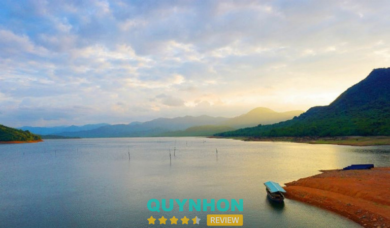 Dạo chơi trên mặt hồ bằng thuyền gỗ