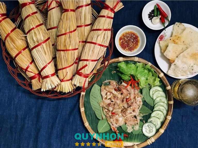 Thưởng thức món ăn đặc sản 