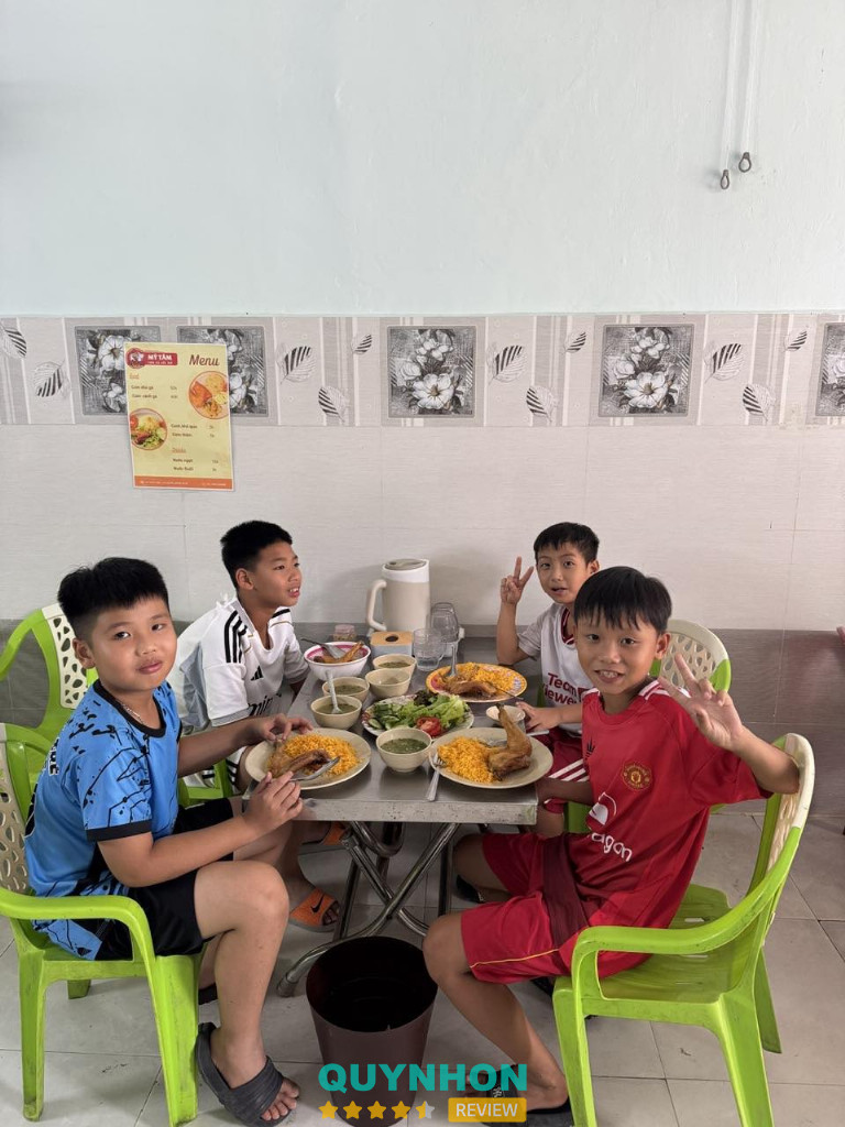 Quán cơm gà xối mỡ tại Bình Định