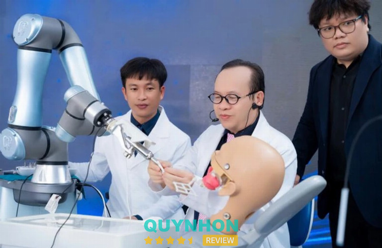 TS.BS Võ Văn Nhân cùng cộng sự trình diễn quy trình cấy ghép Implant trên mẫu hàm bằng Robot cấy ghép implant