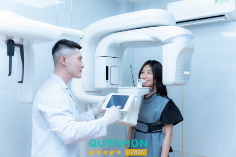 Nha Khoa Đăng Lưu thăm khám răng, nướu, khớp cắn để xây dựng kế hoạch bọc sứ